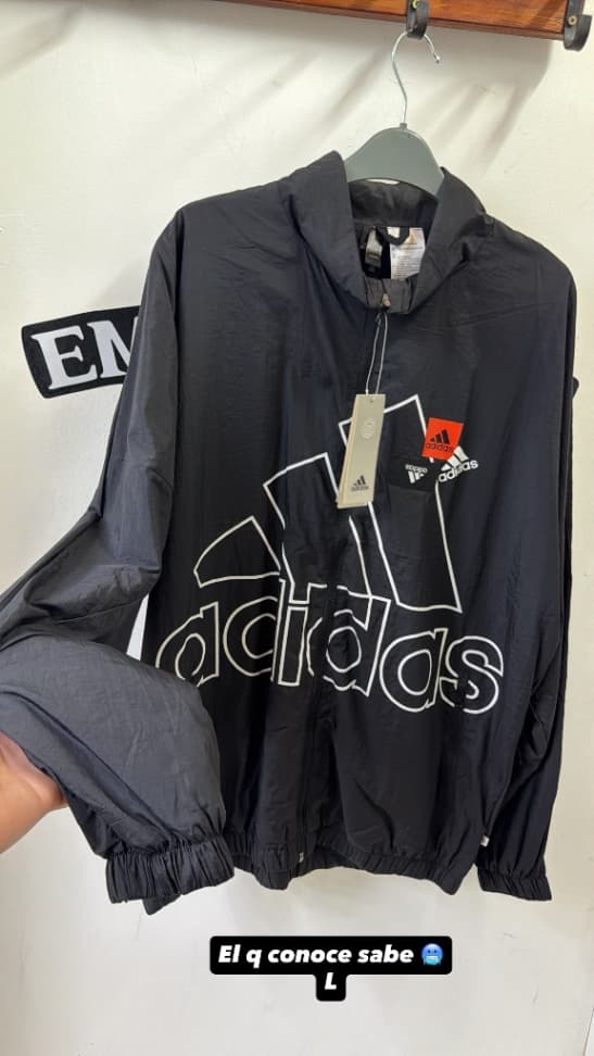 Campera Adidas rompe vientos